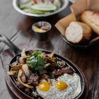 Steak & Eggs (Bo Ne)